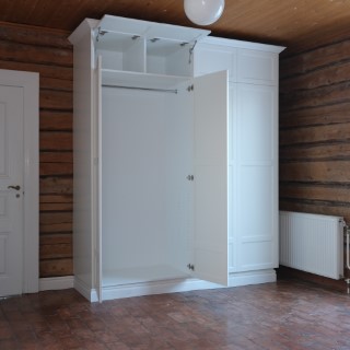 Dubbelgarderob med klädstång och överskåp